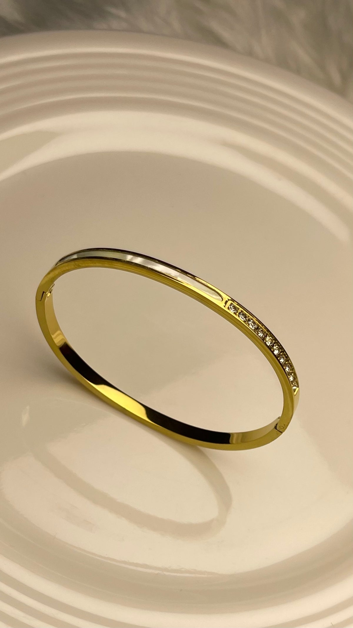 SLEEK STAINLESS BANGLE
